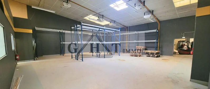 Entrepôt - 750 m²