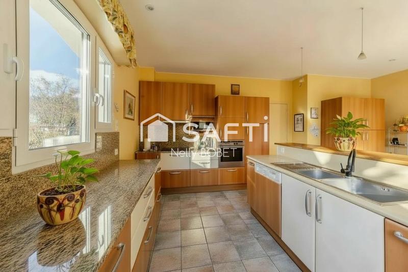 Maison - 241 m² - 8 pièces