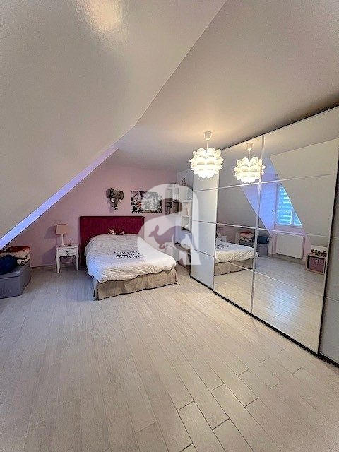 Maison - 176 m² - 9 pièces