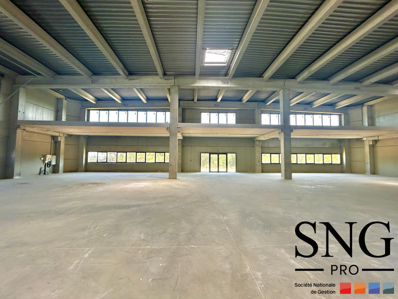 Entrepôt - 4 676 m²