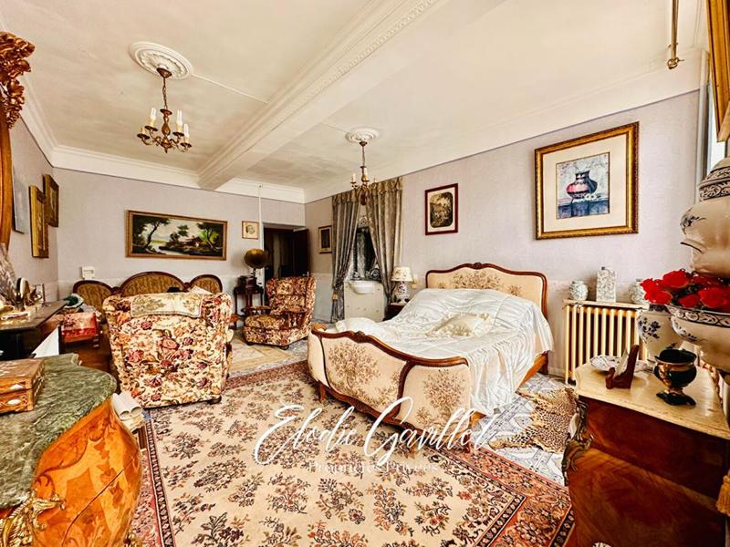 Maison - 313 m² - 12 pièces