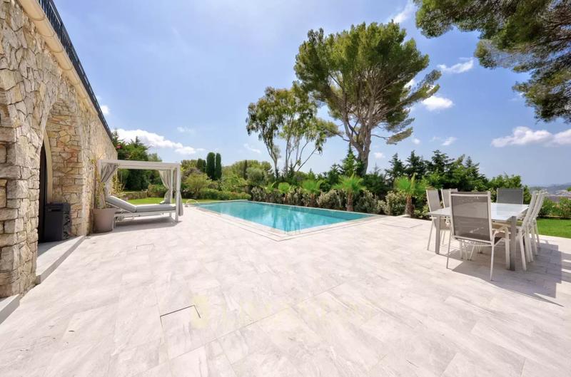 Villa - 370 m² - 6 pièces