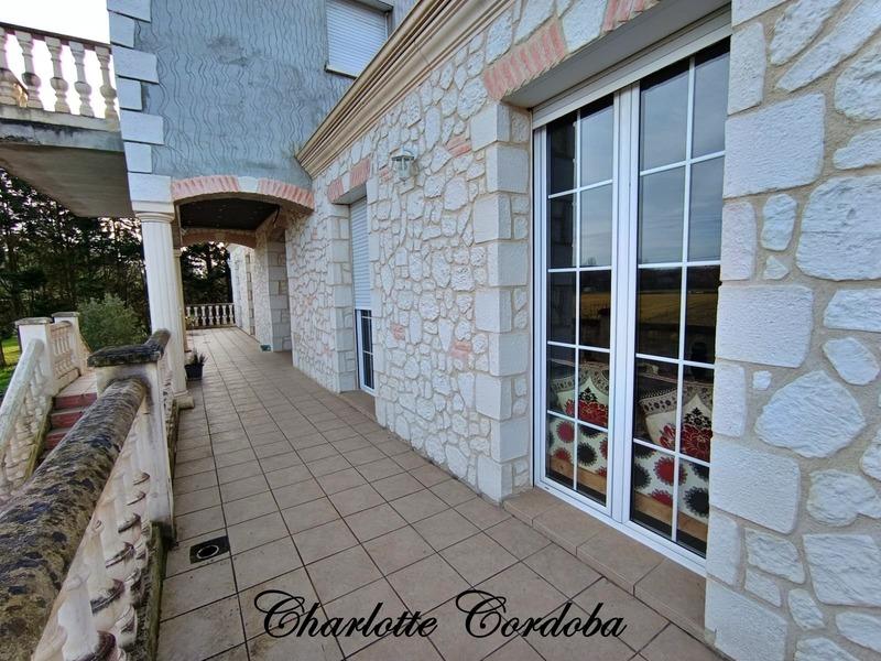 Maison - 233 m² - 8 pièces