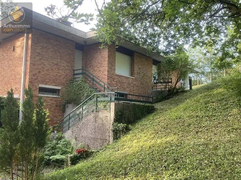 Maison - 240 m² - 6 pièces