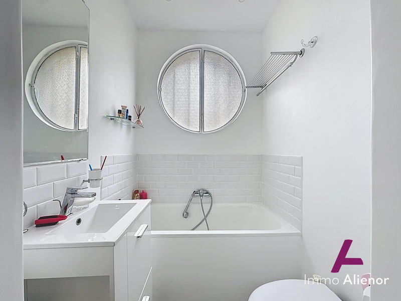 Maison - 221 m² - 8 pièces