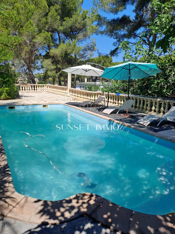 Maison - 220 m² - 6 pièces