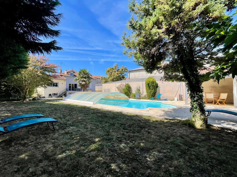 Maison - 298 m² - 8 pièces