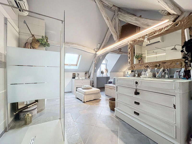 Maison - 285 m² - 8 pièces