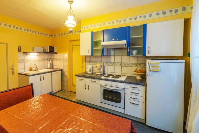 Maison - 1 000 m² - 25 pièces