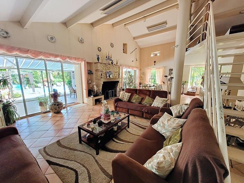 Maison - 326 m² - 10 pièces