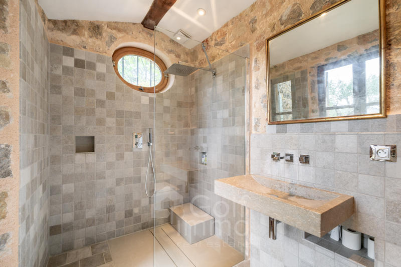 Maison - 240 m² - 7 pièces