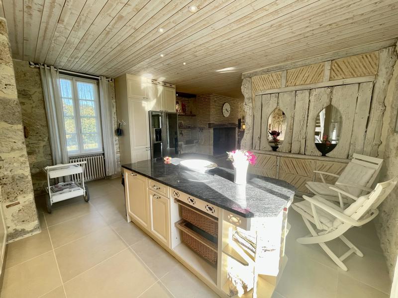 Maison - 300 m² - 8 pièces