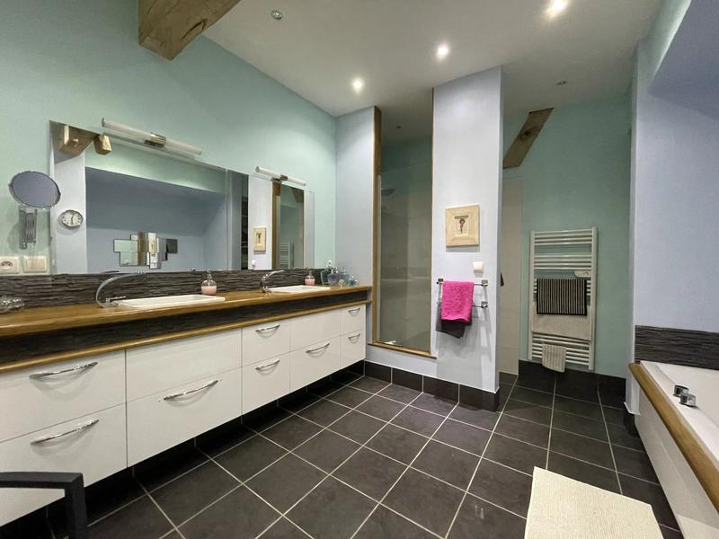 Maison - 201 m² - 9 pièces