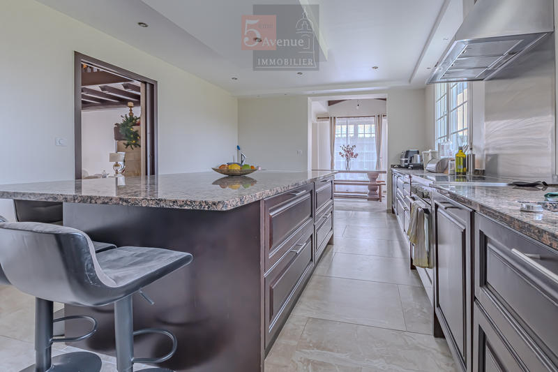 Maison - 220 m² - 6 pièces