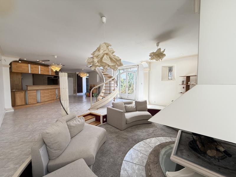 Maison - 210 m² - 11 pièces