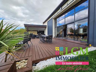 Maison - 210 m² - 5 pièces