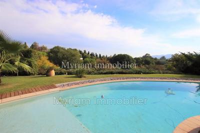 Maison - 220 m² - 5 pièces