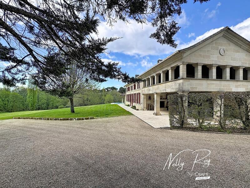 Maison - 228 m² - 8 pièces