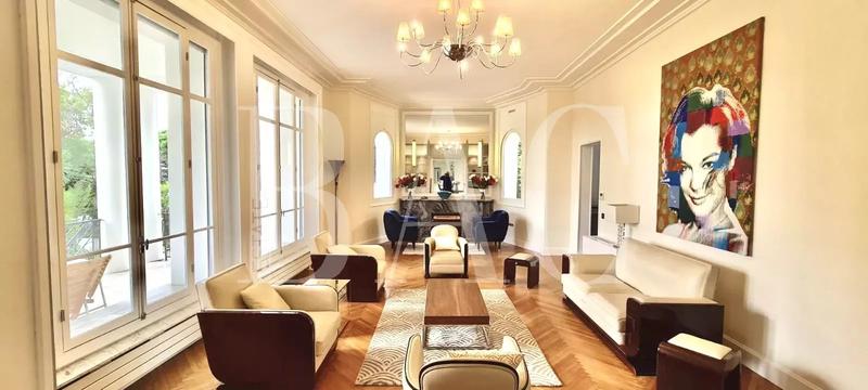 Propriété - 450 m² - 8 pièces