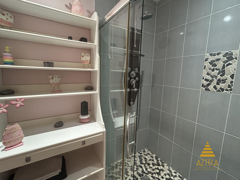 Maison - 221 m² - 8 pièces