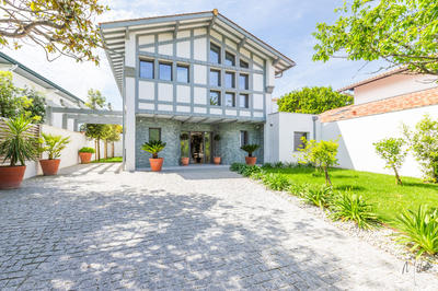 Maison - 201 m² - 6 pièces