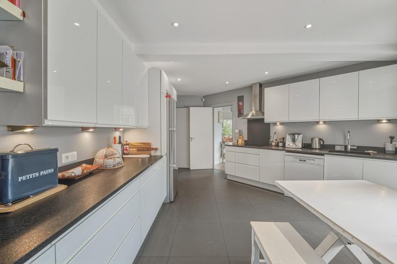 Maison - 237 m² - 8 pièces