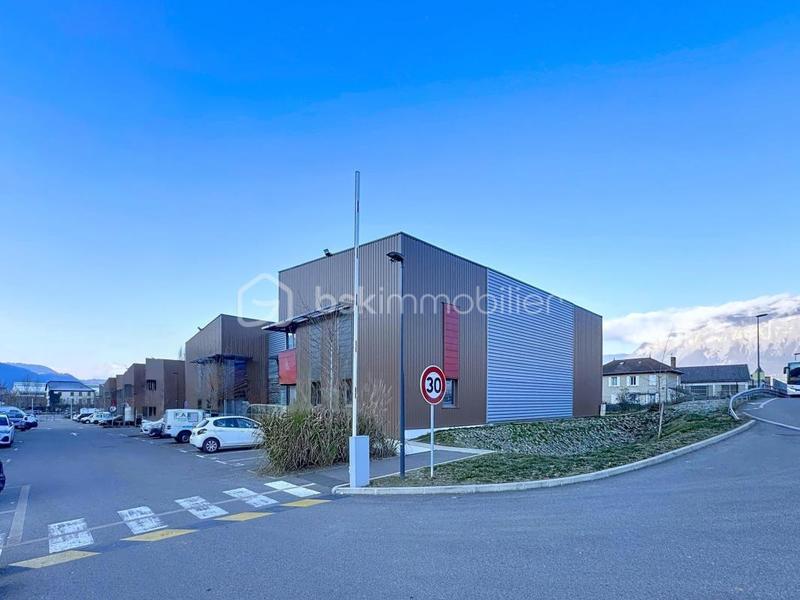 Local d'activité / Entrepôt - 341 m²