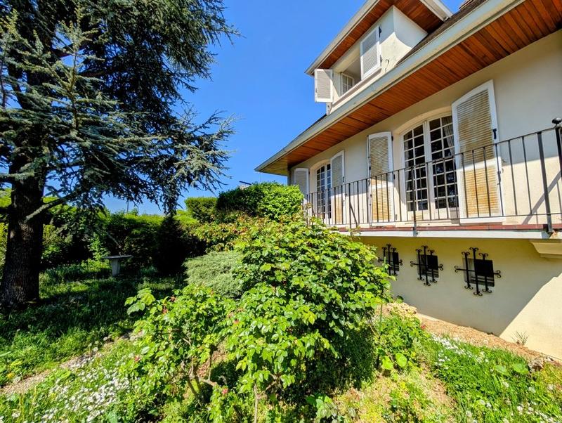 Maison - 232 m² - 8 pièces