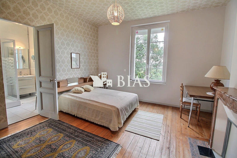 Maison - 300 m² - 12 pièces