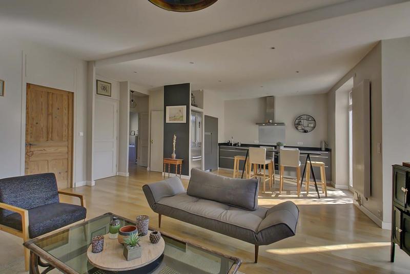 Maison - 239 m² - 7 pièces