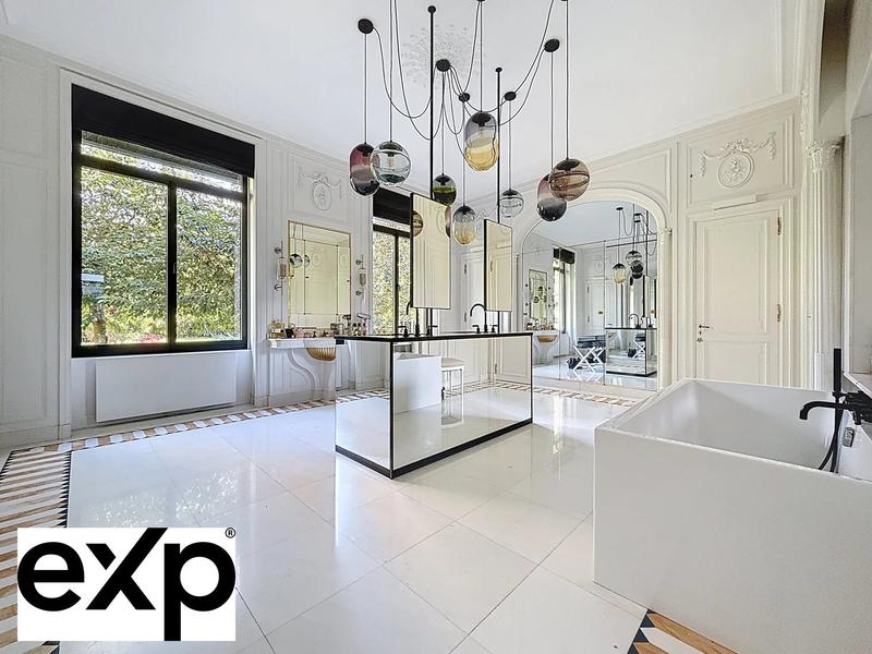 Maison - 1 032 m² - 18 pièces