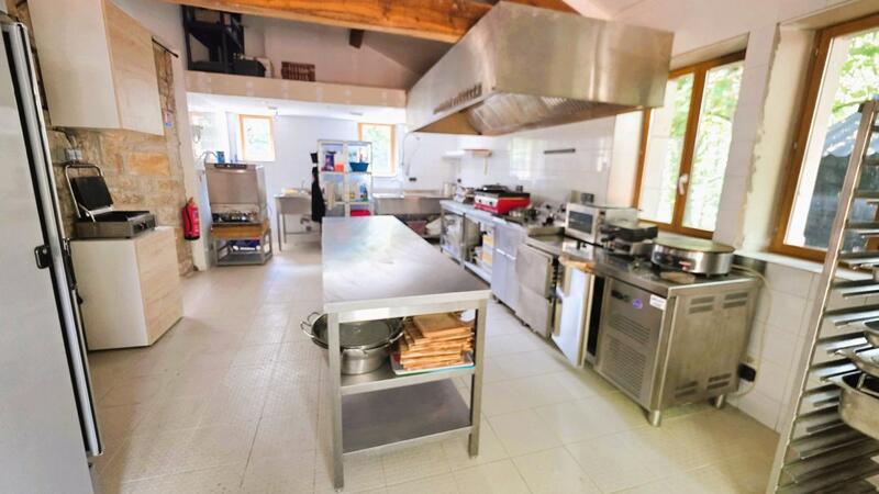 Maison - 390 m² - 11 pièces