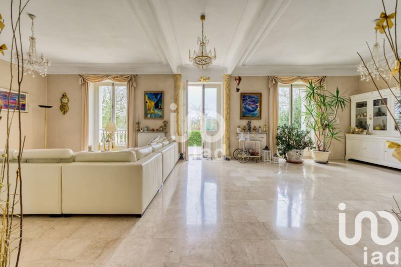 Maison - 323 m² - 11 pièces