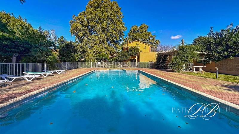 Maison - 600 m² - 25 pièces