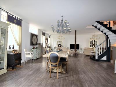 Maison - 238 m² - 7 pièces
