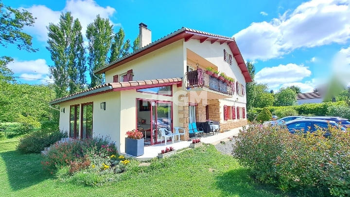 Maison - 240 m² - 8 pièces
