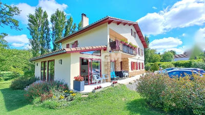 Maison - 240 m² - 8 pièces