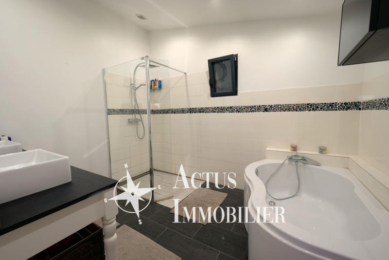 Maison - 214 m² - 6 pièces