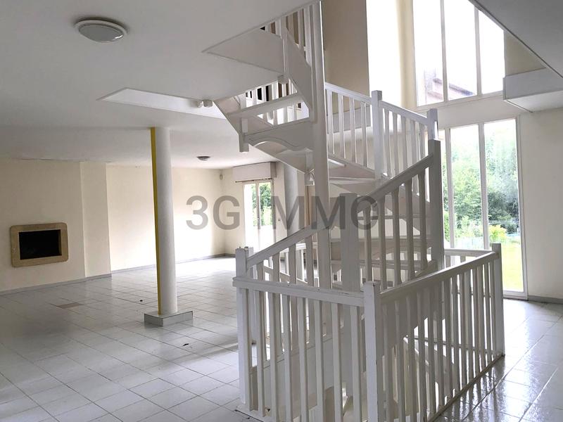 Propriété - 360 m² - 8 pièces