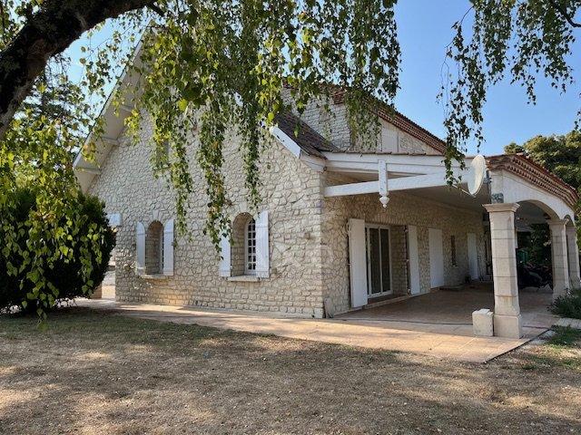 Maison - 250 m² - 6 pièces