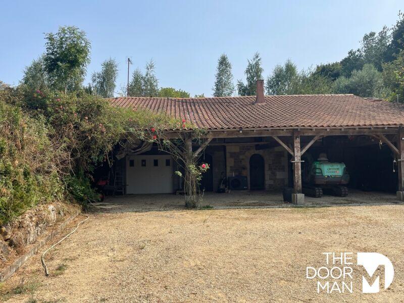 Propriété - 240 m² - 8 pièces