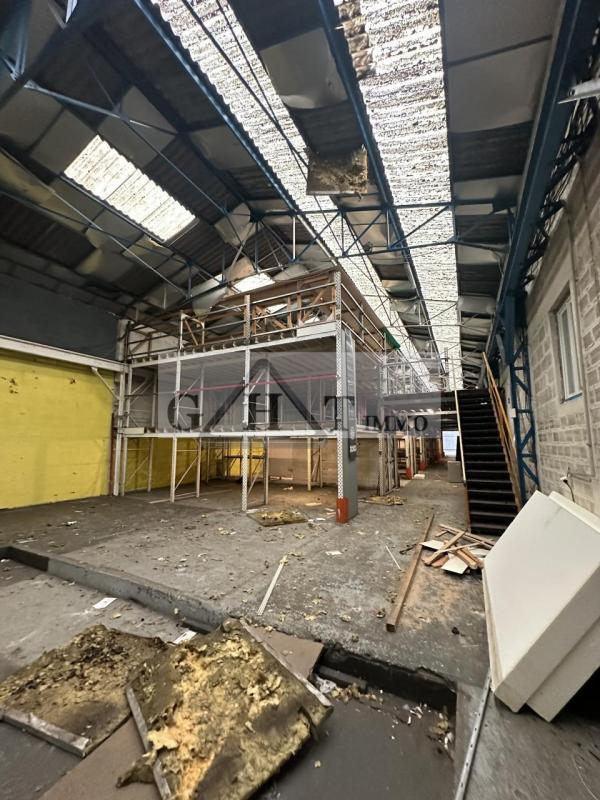 Entrepôt - 2 140 m²