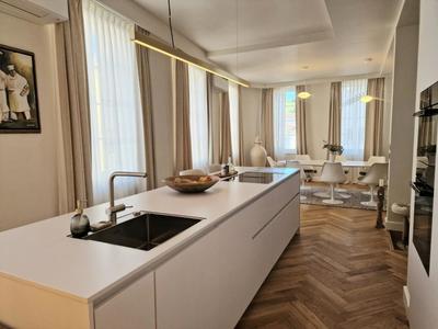 Appartement - 181 m² - 5 pièces