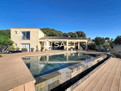 Maison - 220 m² - 5 pièces