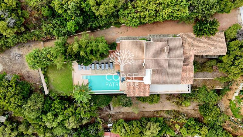 Villa - 242 m² - 9 pièces