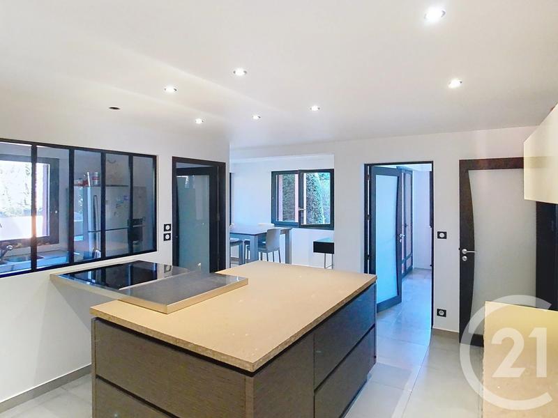 Maison - 243 m² - 9 pièces