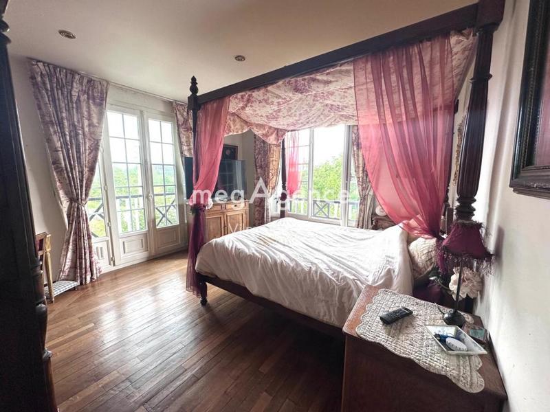 Maison - 220 m² - 7 pièces