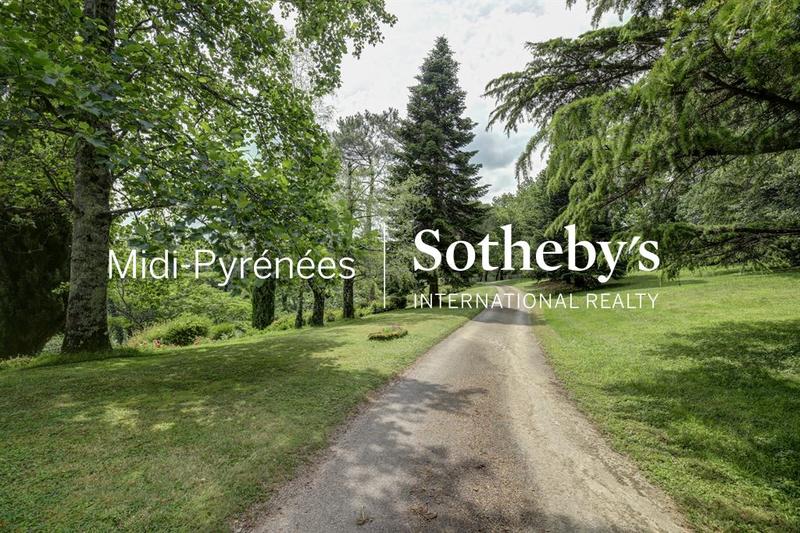 Maison - 355 m² - 10 pièces