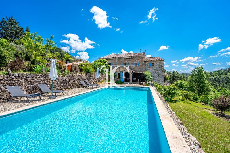 Maison - 300 m² - 12 pièces