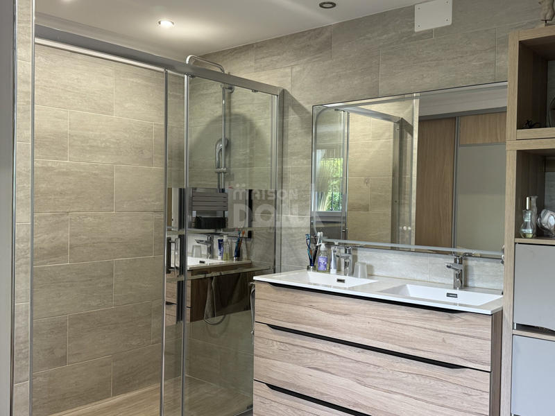 Maison - 242 m² - 8 pièces